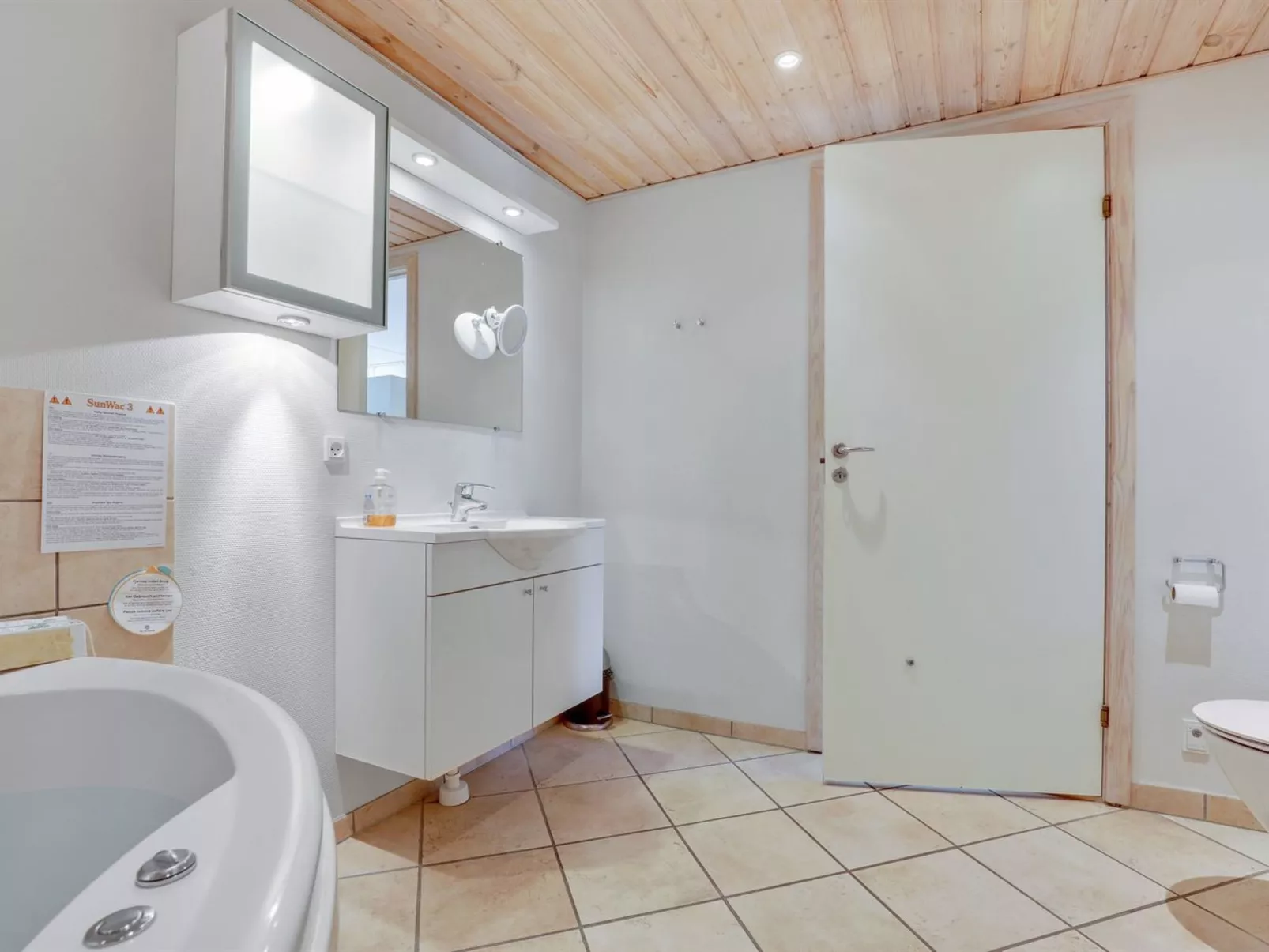 "Halldora" - 10m from the sea-Binnen