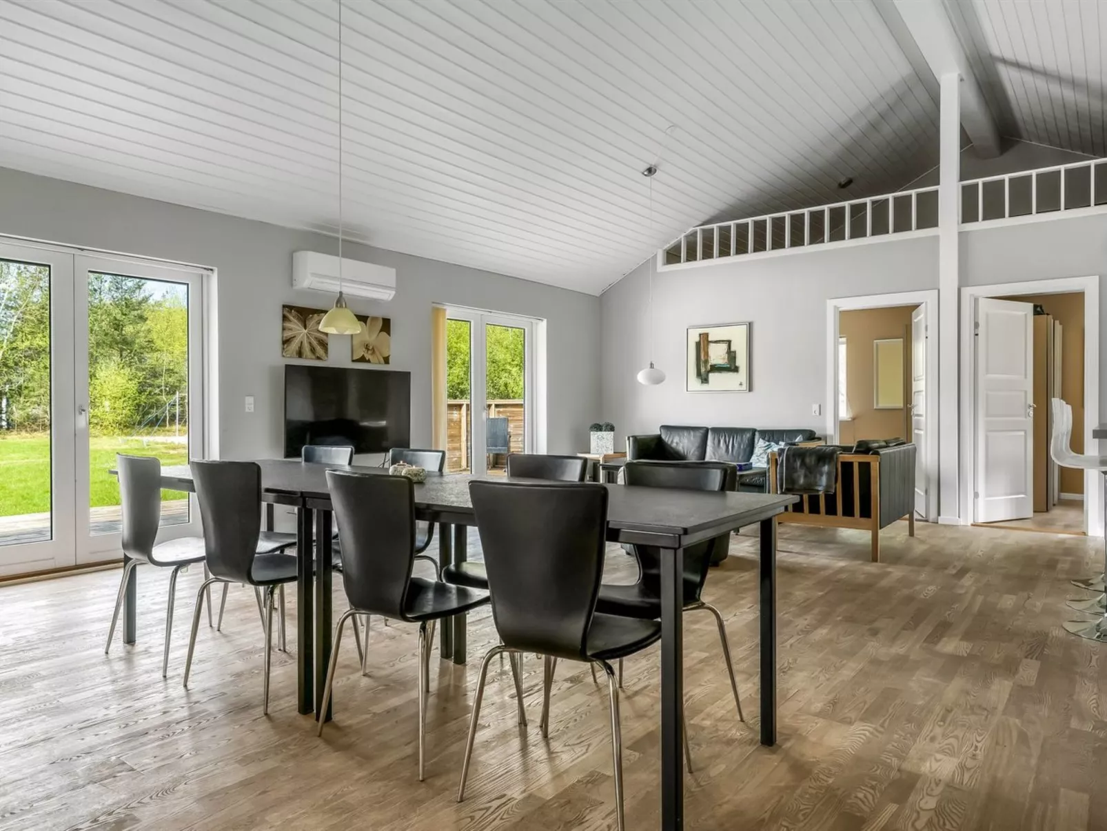 "Ellie" - 300m from the sea-Binnen