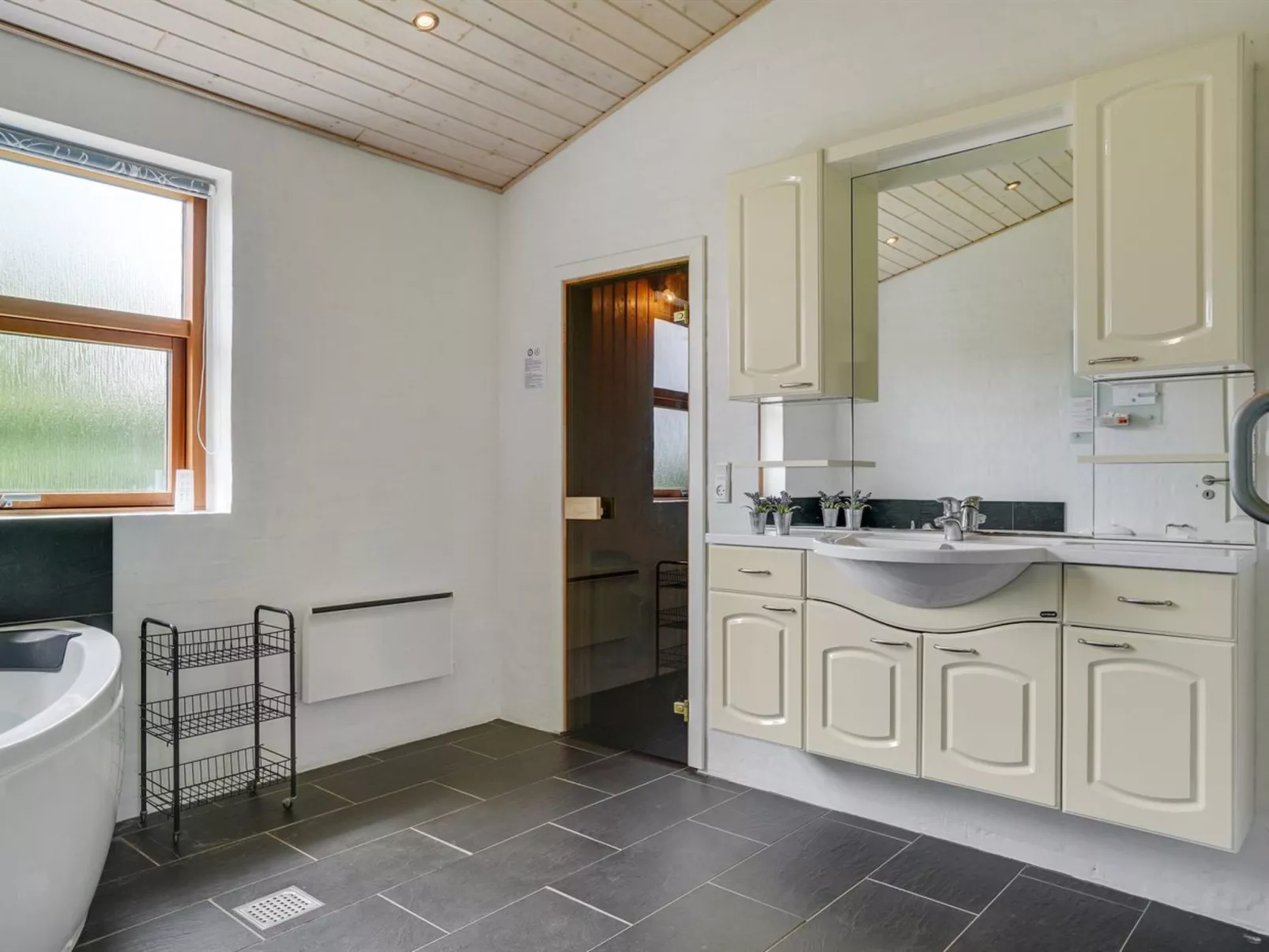 "Roope" - 50m from the sea-Binnen