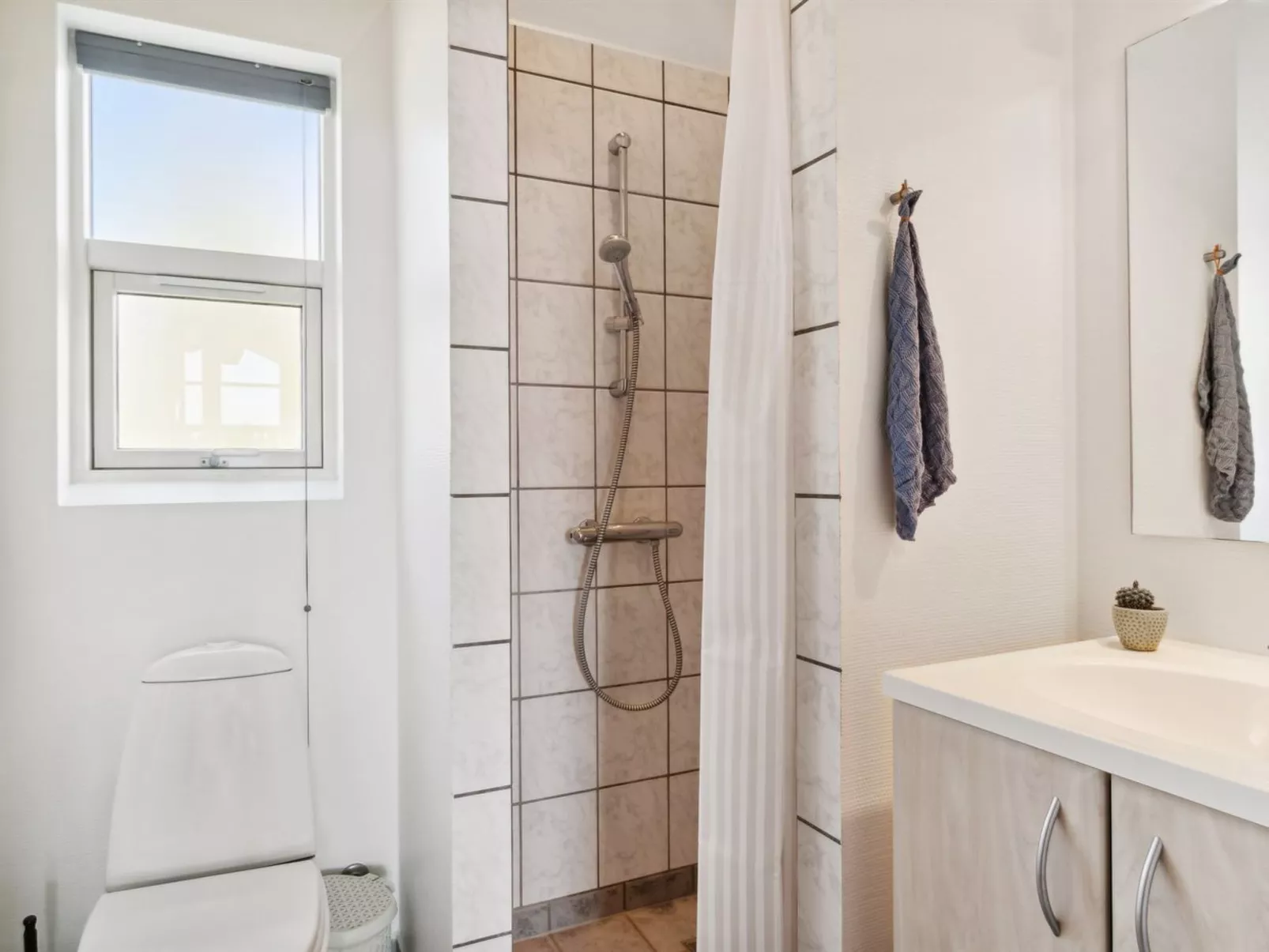 "Henninge" - 300m from the sea-Binnen