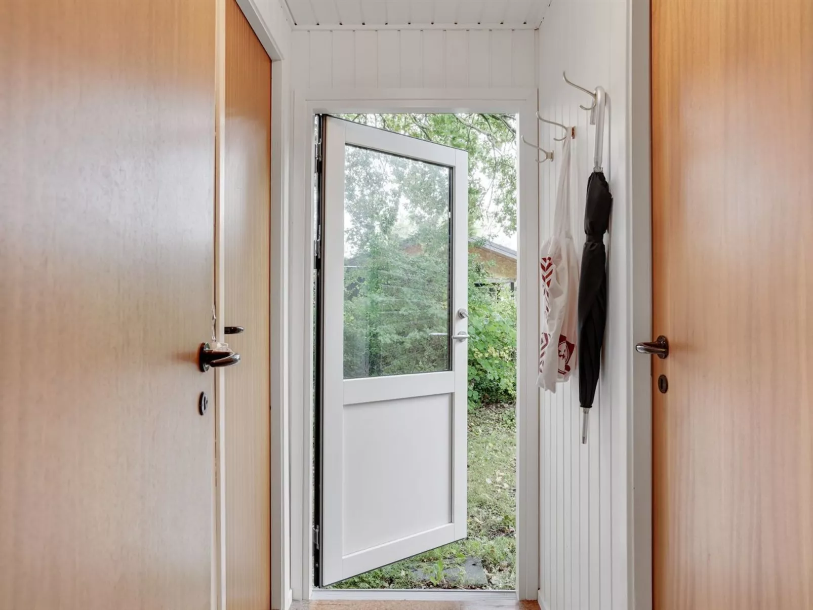 "Elmina" -  from the sea-Binnen