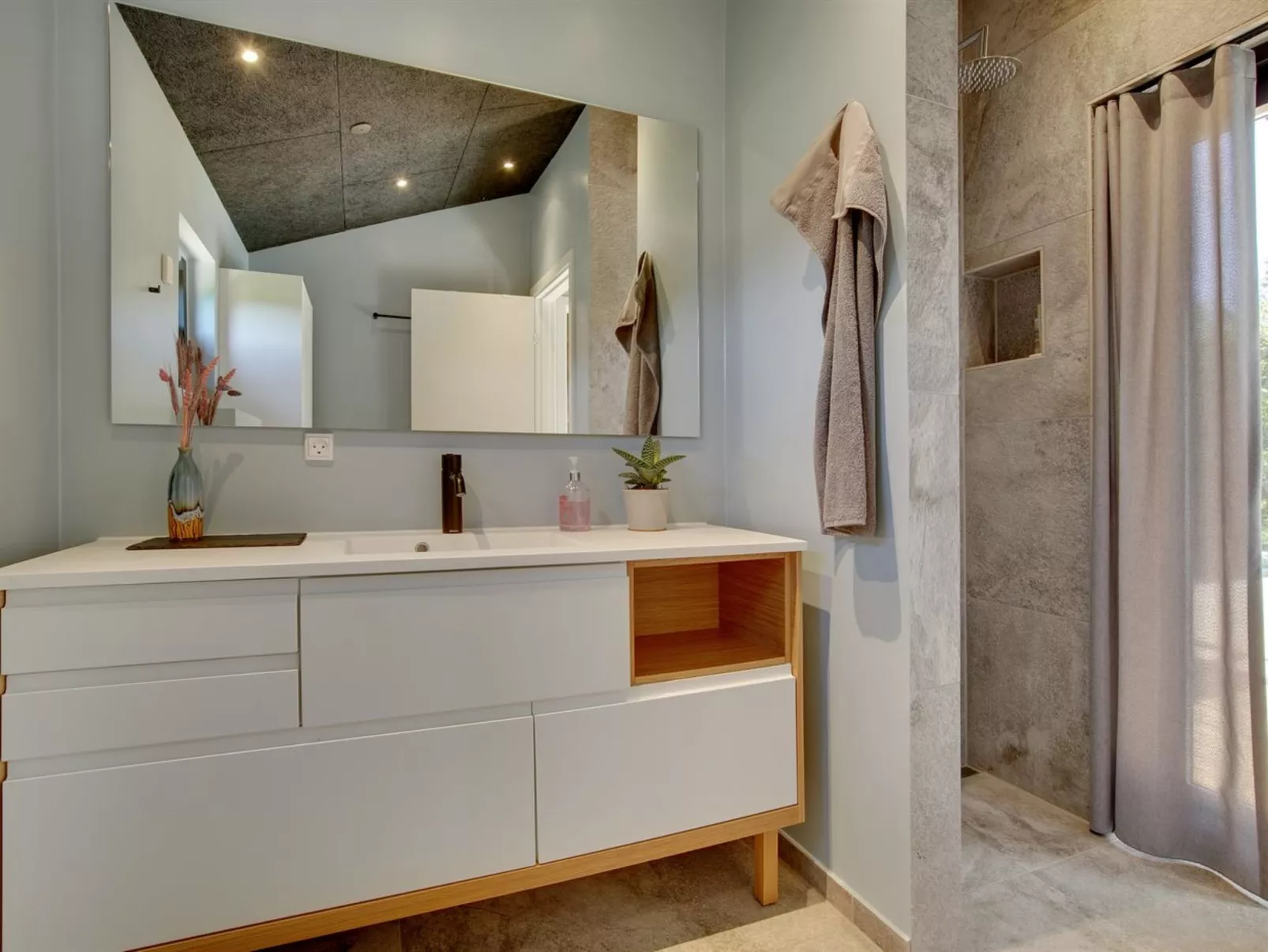 "Ileana" -  from the sea-Binnen