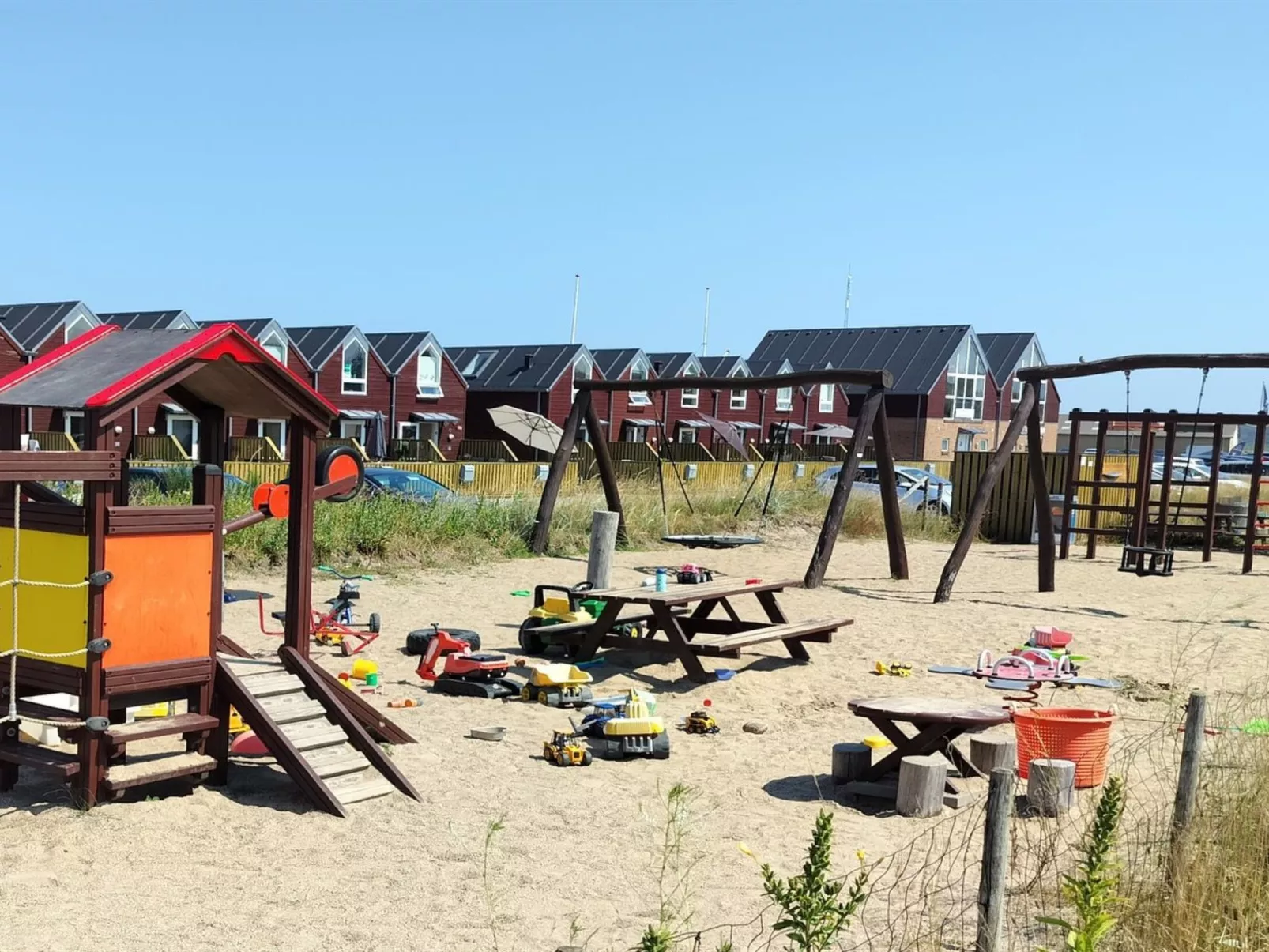 "Line" - 10m from the sea-Buiten