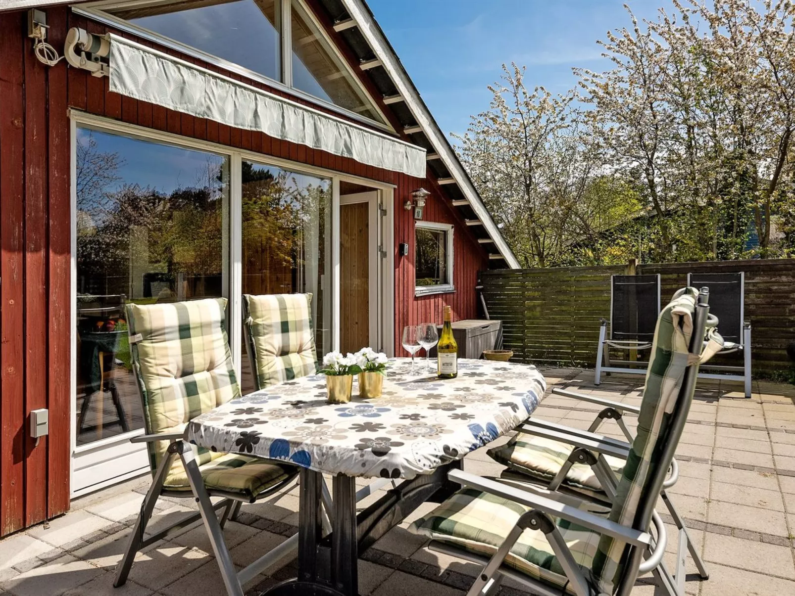 "Henna" - 550m to the fjord-Buiten