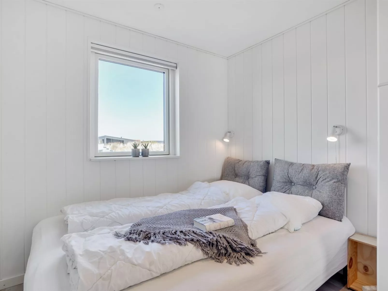 "Sotir" -  from the sea-Binnen