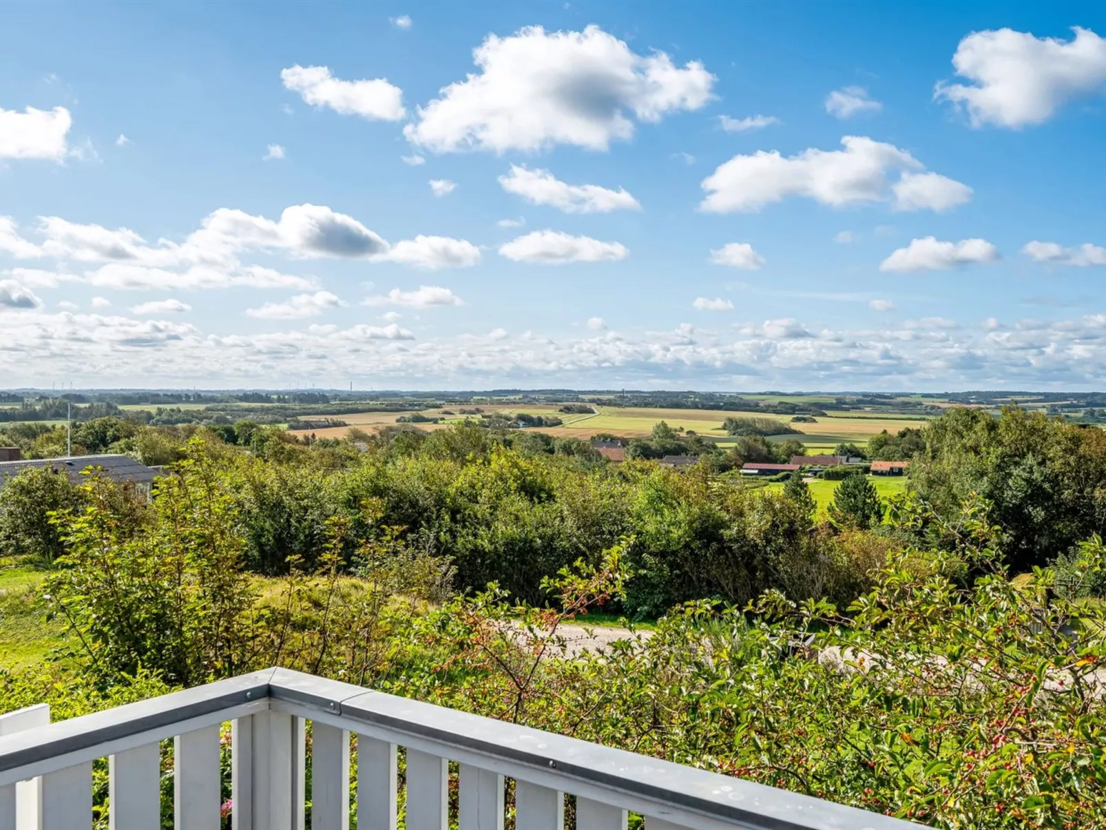 "Brenda" - 300m to the fjord-Buiten