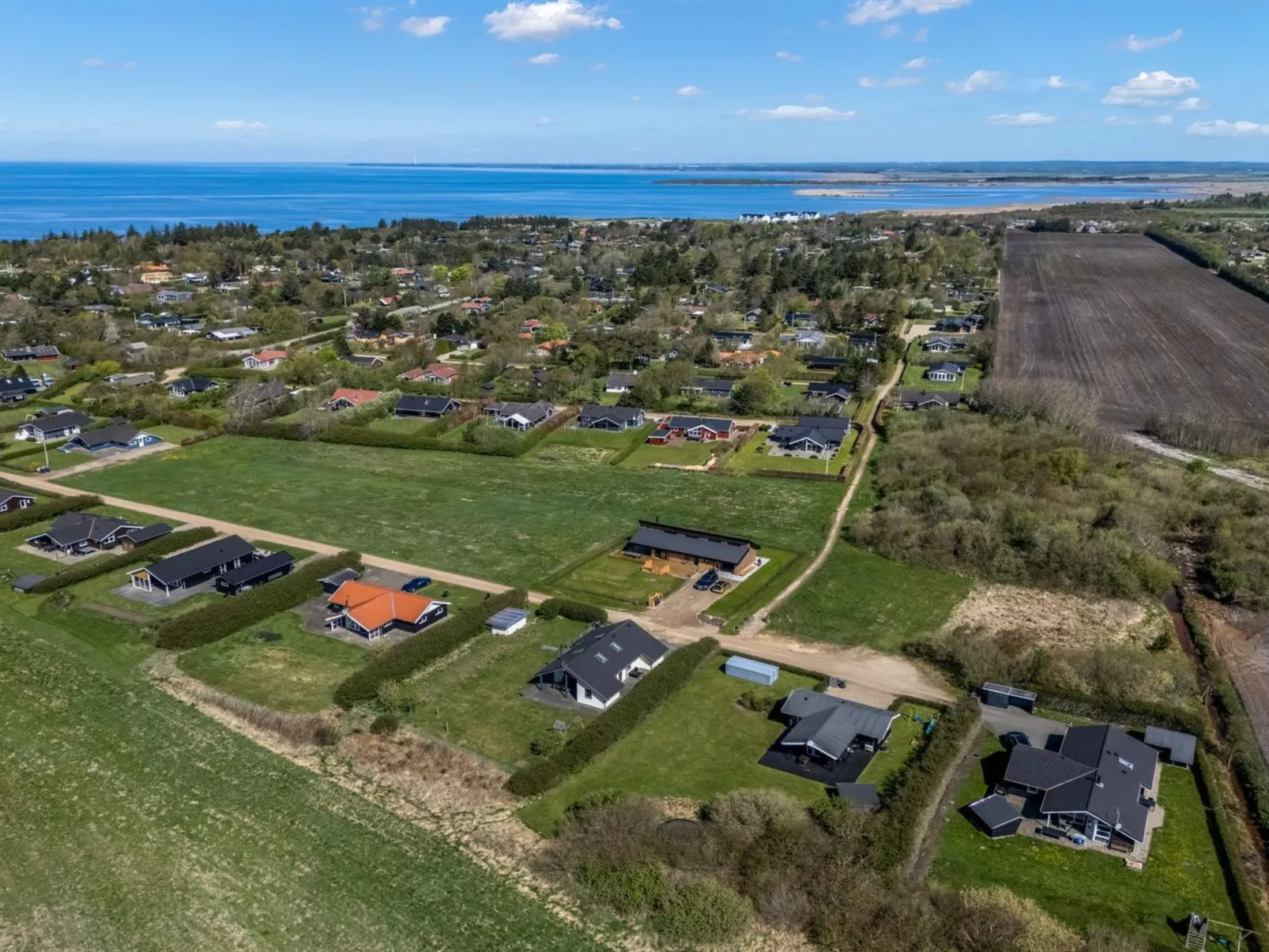 "Holm" - 700m to the fjord-Buiten