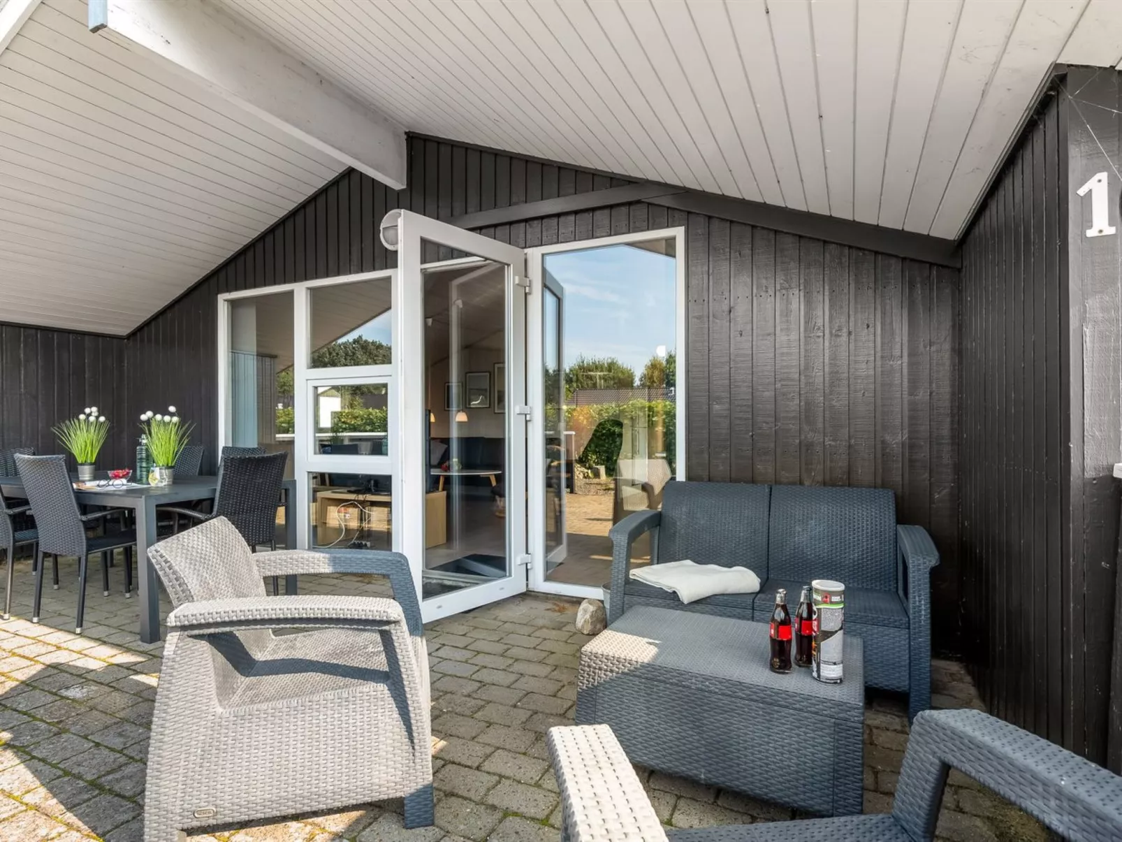 "Robertha" - 800m to the fjord-Buiten