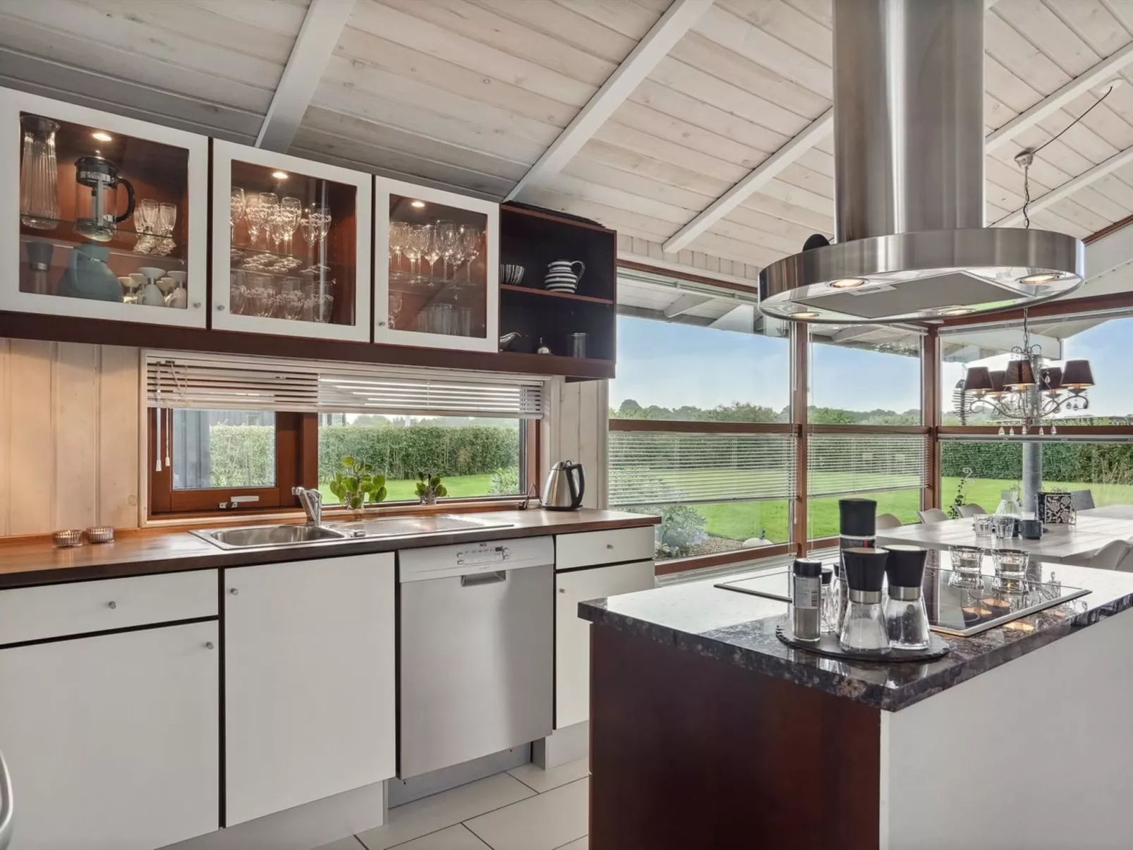 "Evald" - 400m from the sea-Binnen