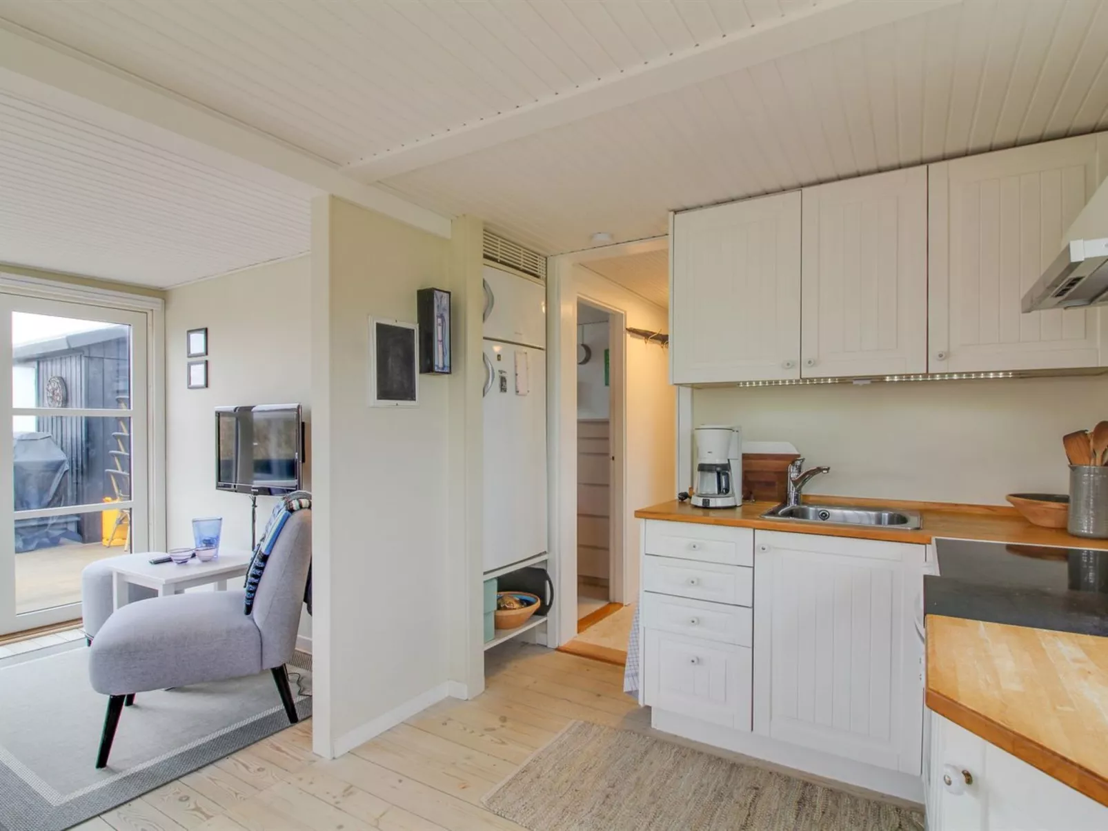 "Edvia" - 300m from the sea-Binnen