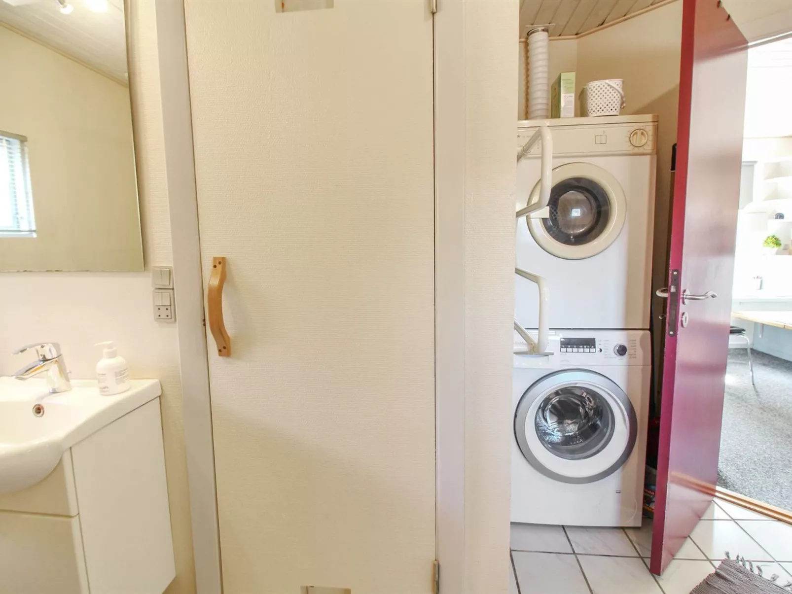 "Augustine" - 1.6km from the sea-Binnen