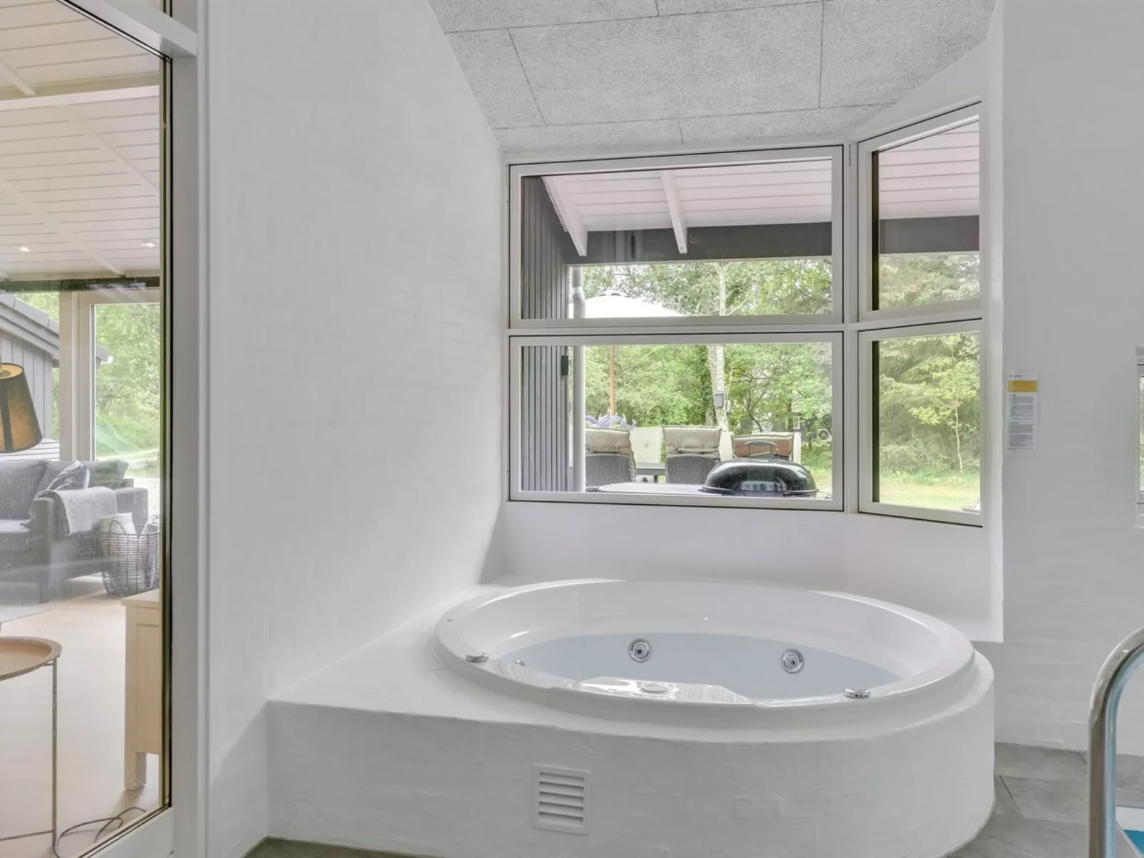 "Liviana" -  from the sea-Binnen