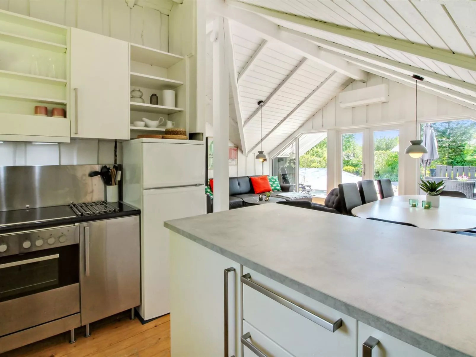 "Jaakob" - 30km from the sea-Binnen