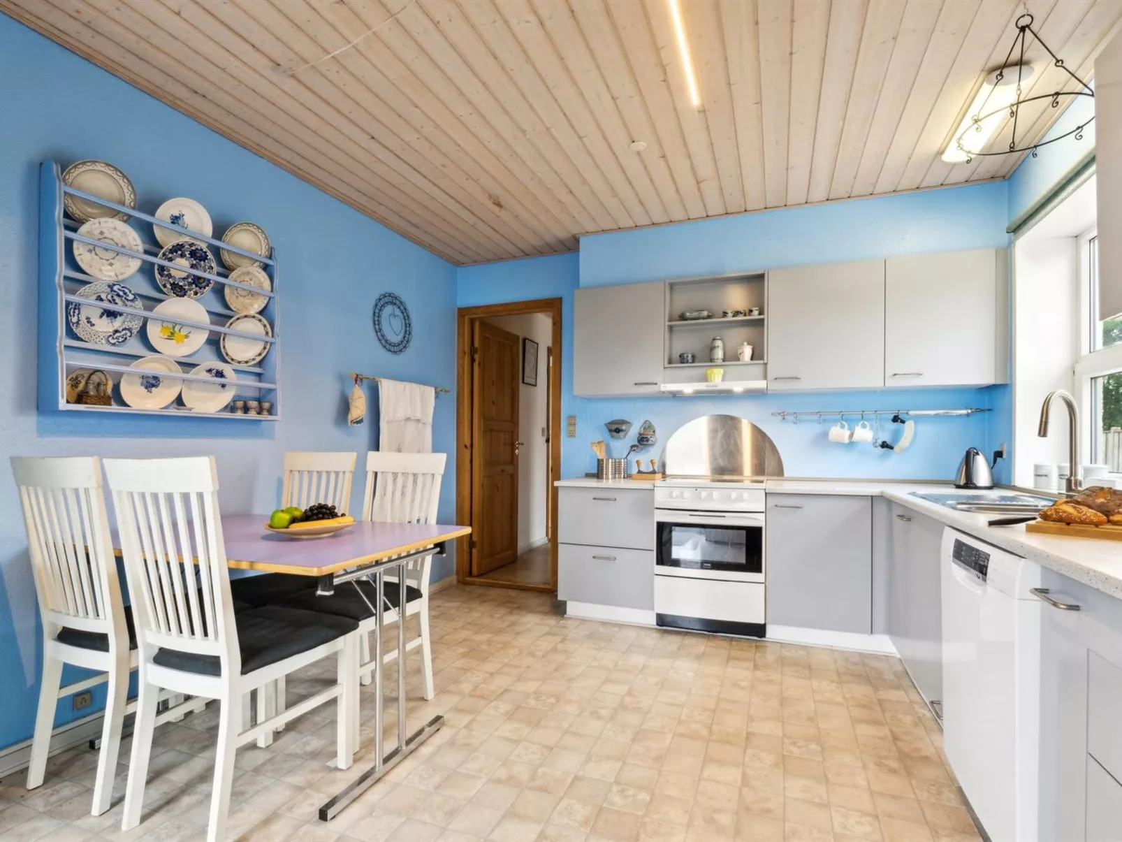 "Janin" - 400m from the sea-Binnen