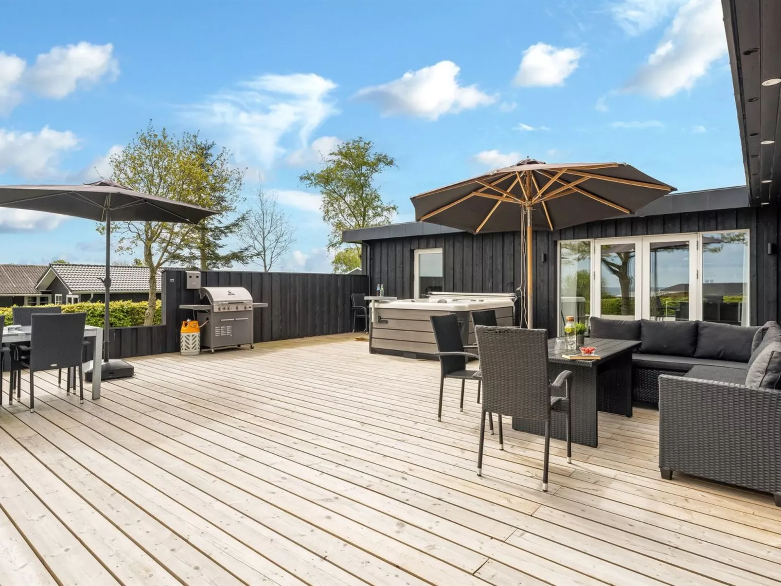 "Tonna" -  from the sea-Buiten