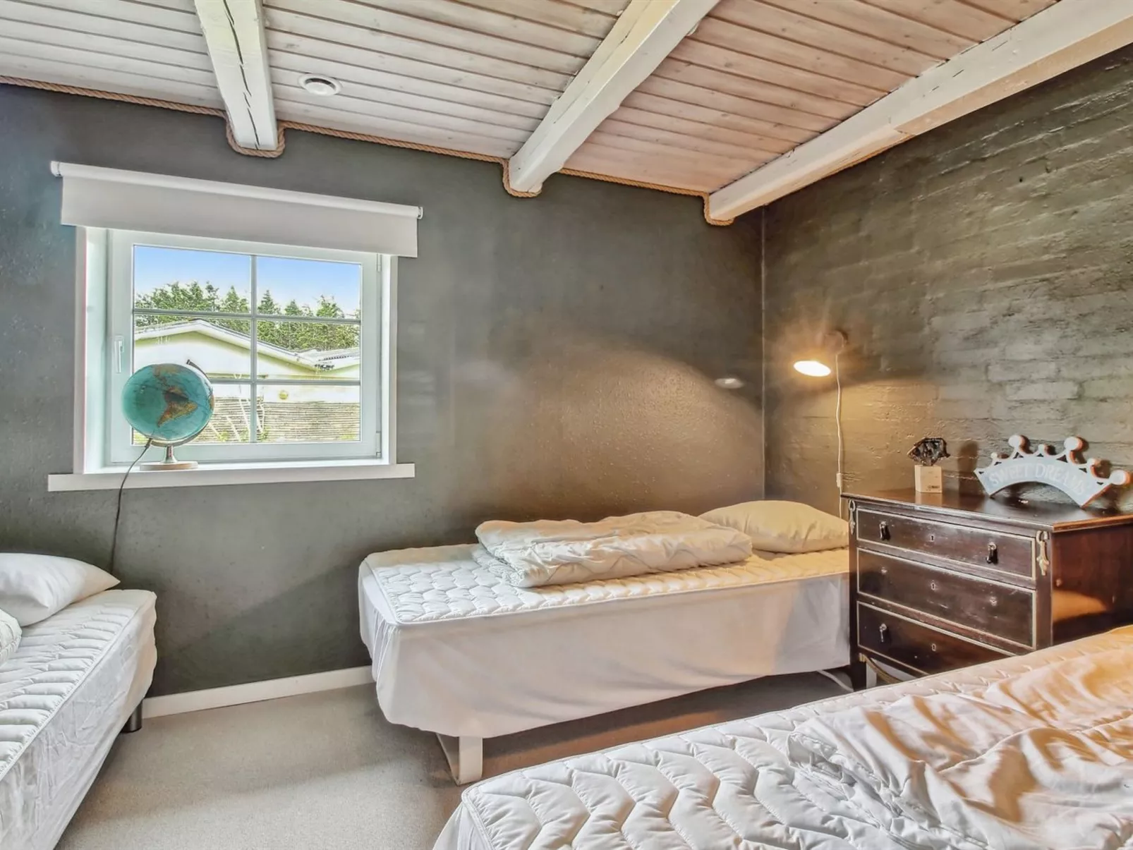 "Law" - 400m from the sea-Binnen