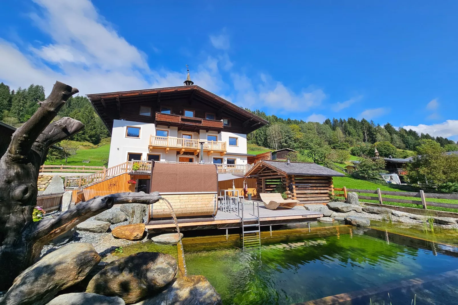 Bauernhaus Guggengut-Buitenkant zomer