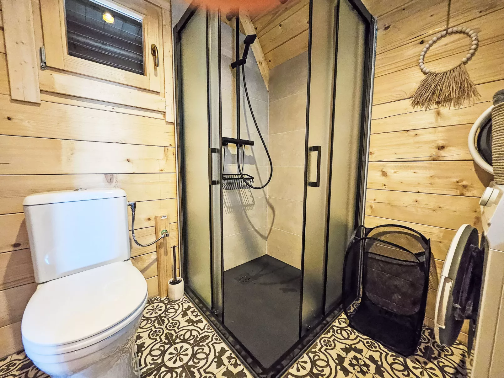 Tomina Koliba Lika-Binnen