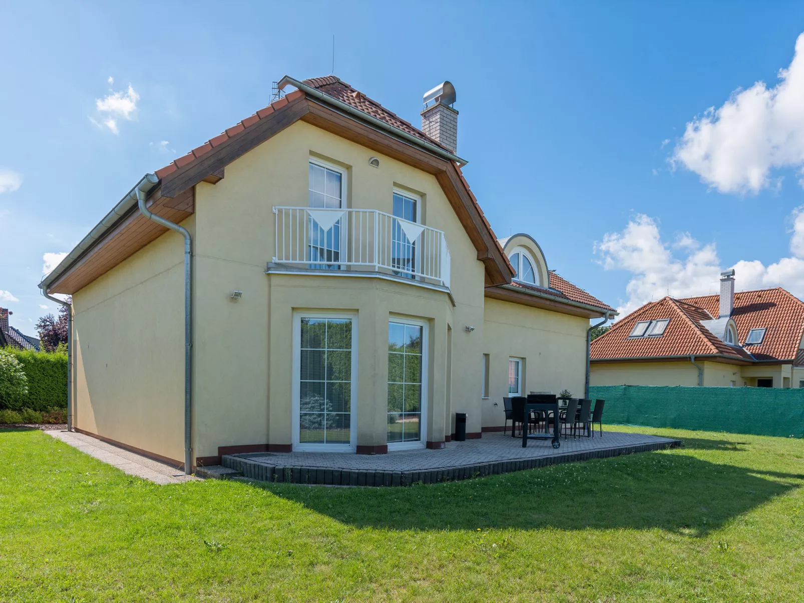 Garden & Terrace Villa-Buiten