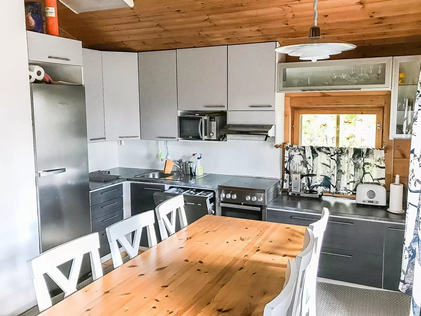 Hyrynpirtti mökki-Binnen