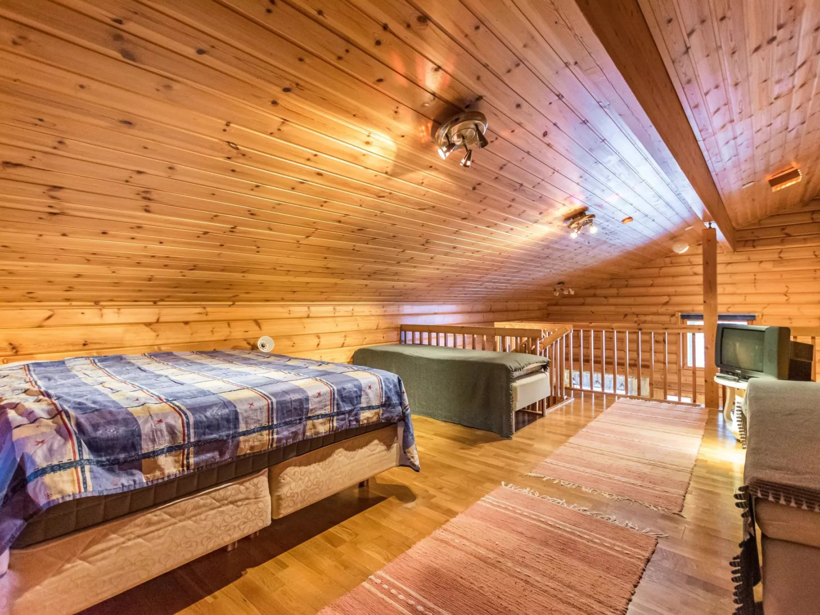 Rakotuli 2 paritalon yläkerta-Binnen