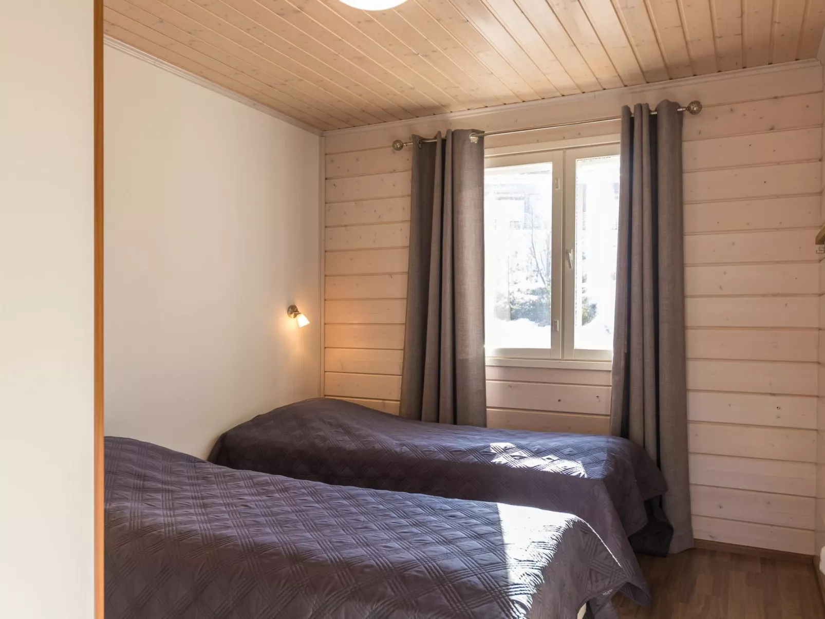 Hallan karhu b, paritalo-Binnen