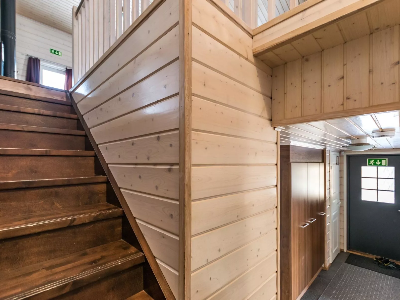 Hallan karhu c, paritalo-Binnen