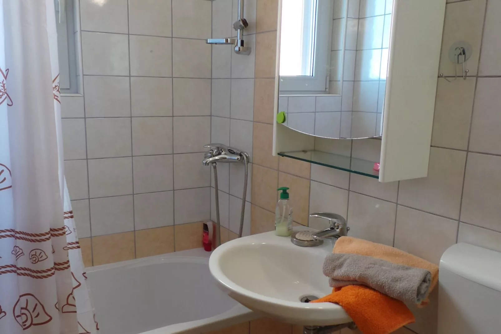 Superb Lovran Apartments with Sea Views - One Bedroom Apartment with Balcony-Badkamer