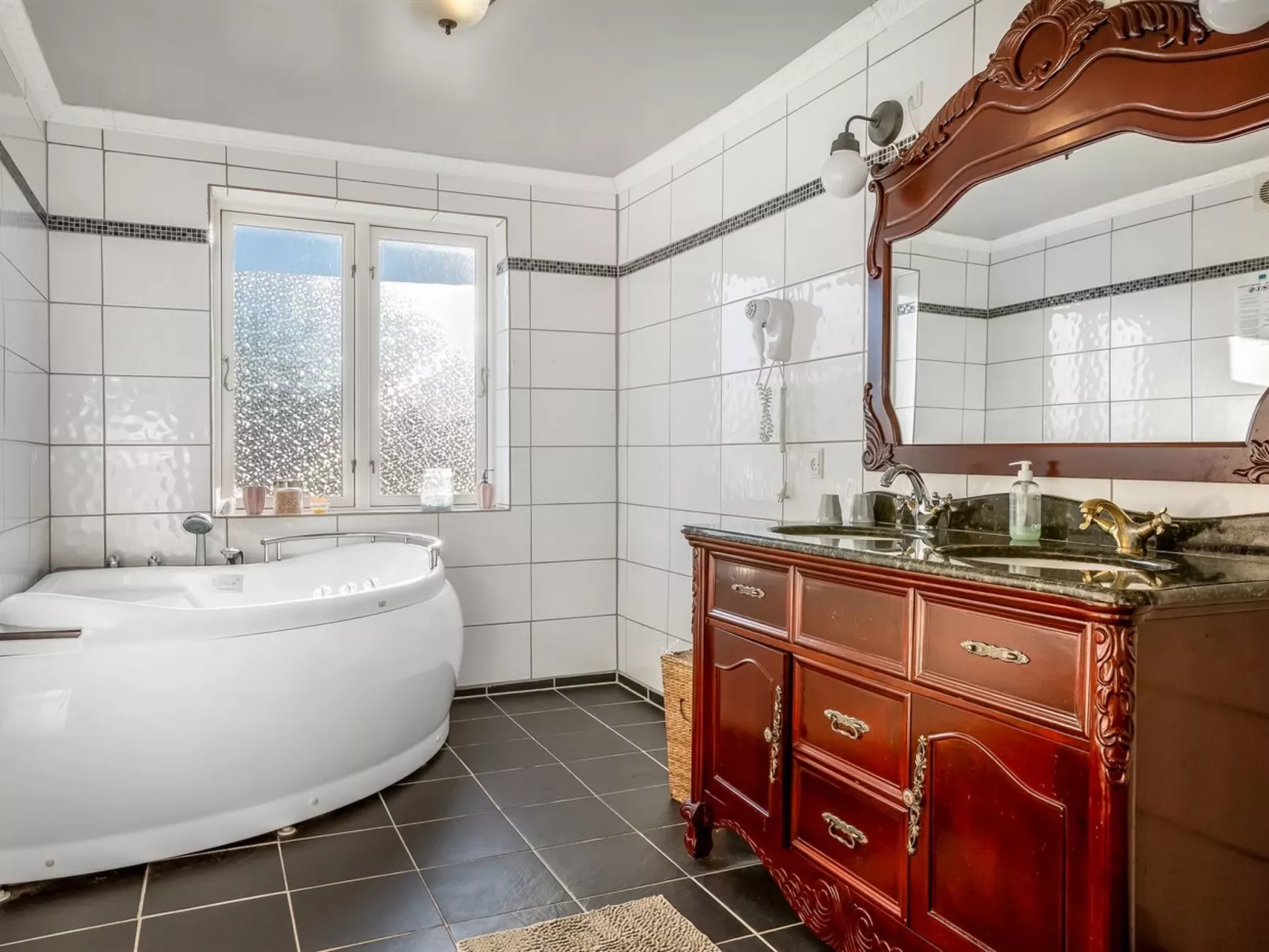 "Albina" - 4.5km from the sea-Binnen