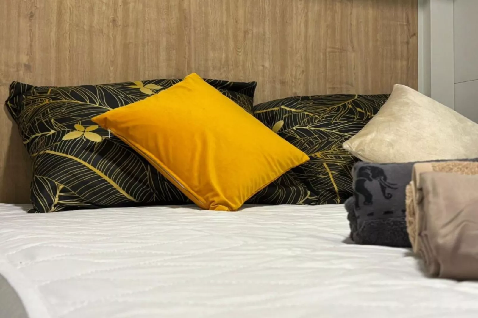 TJ Escape - Mobile Home - Mobile Home With Hot Tub And Terrace-Slaapkamer