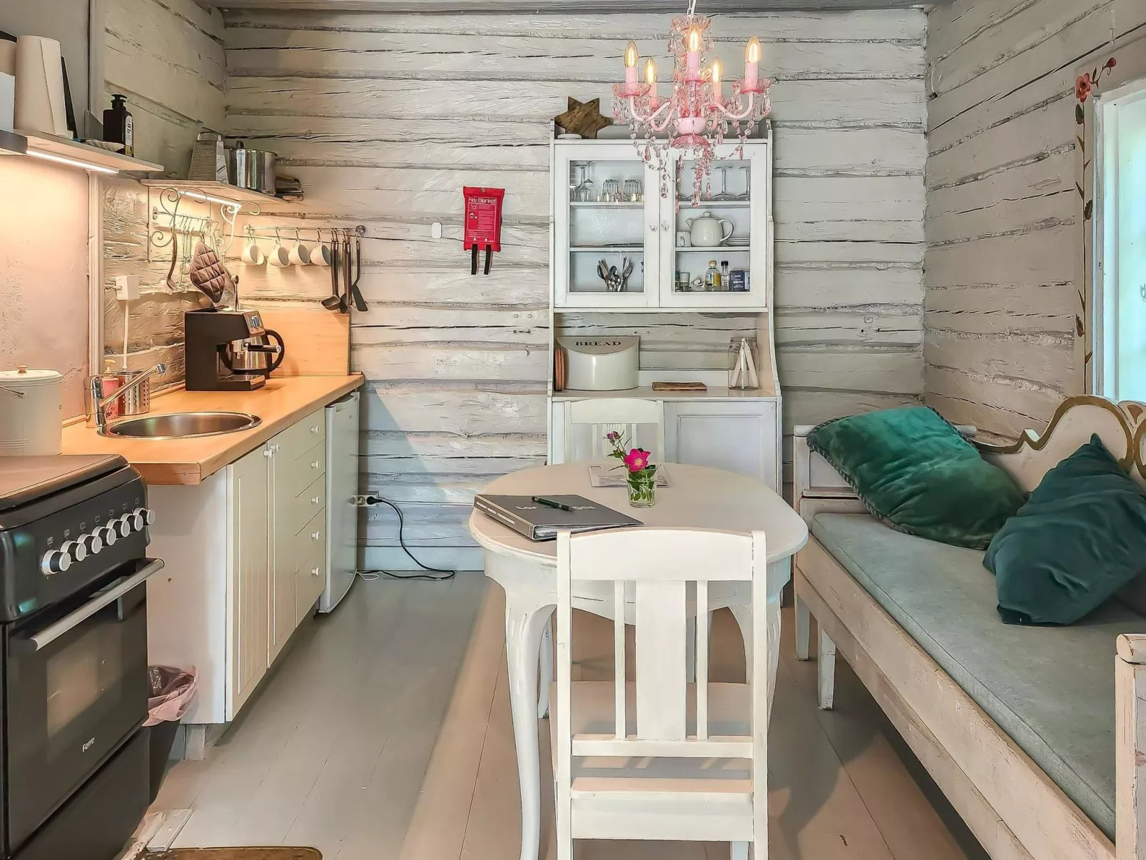 Den lilla röda stugan-Binnen