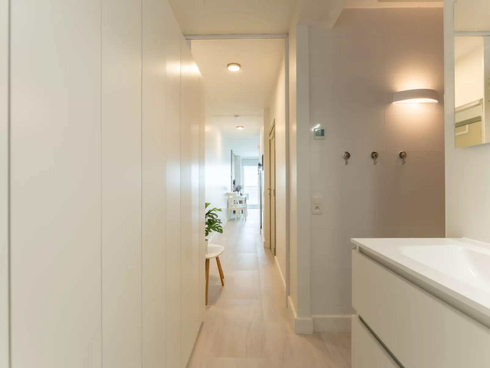 Anne I with harbour view-Binnen