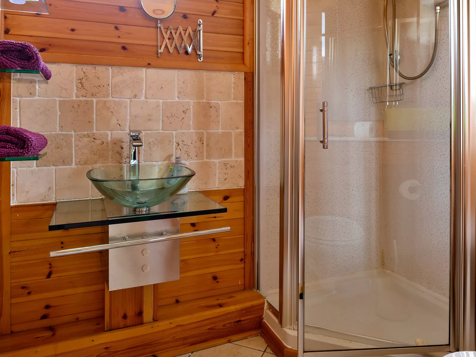 Toll Bridge Cottage-Binnen