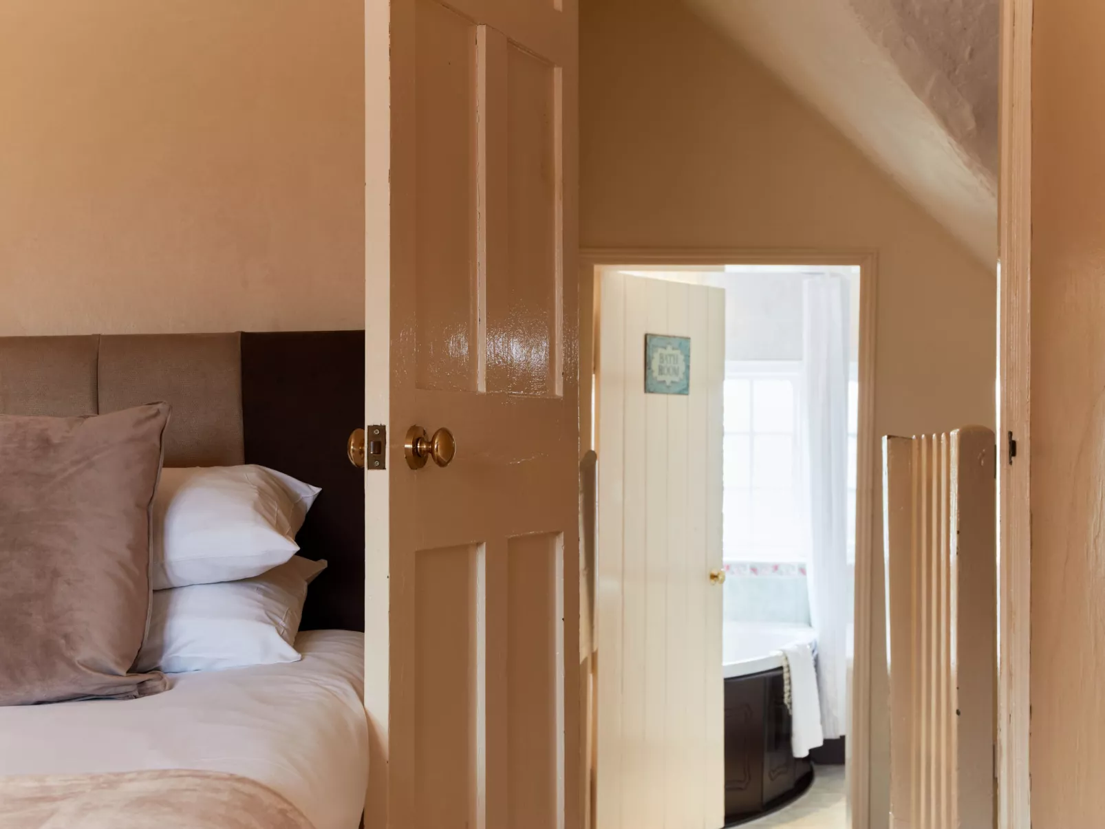 The Farmhouse-Binnen