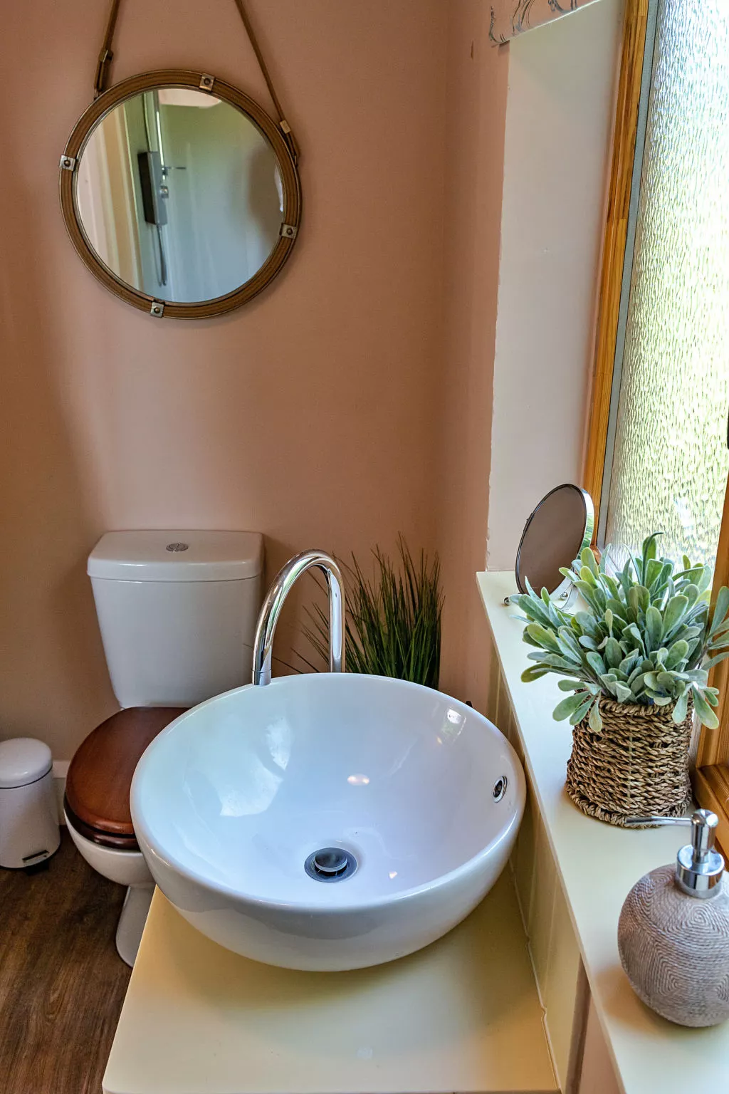 Shrawardine Train Carriage-Binnen