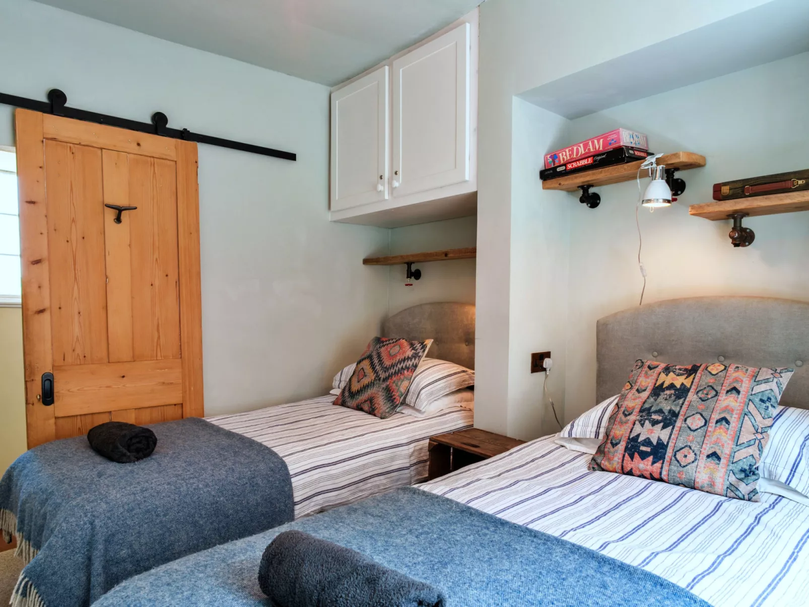 April Cottage-Binnen