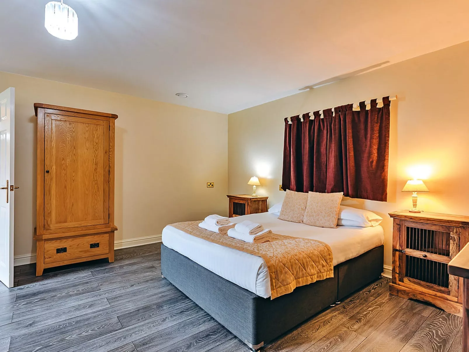 Netley Hall - Honeysuckle-Binnen