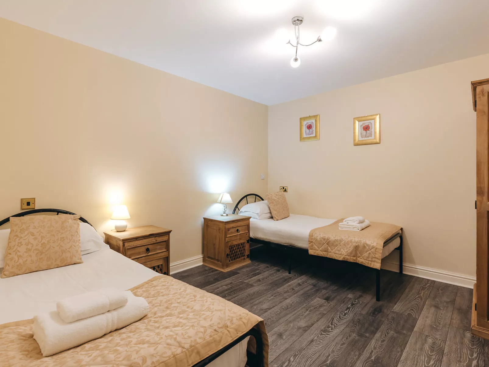 Netley Hall - Poppy-Binnen