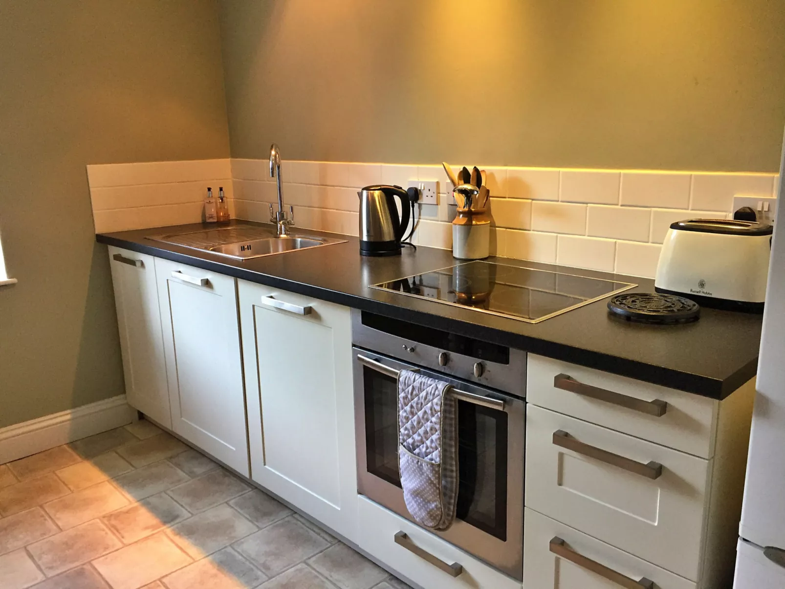 Ingleby Manor - South Front-Binnen