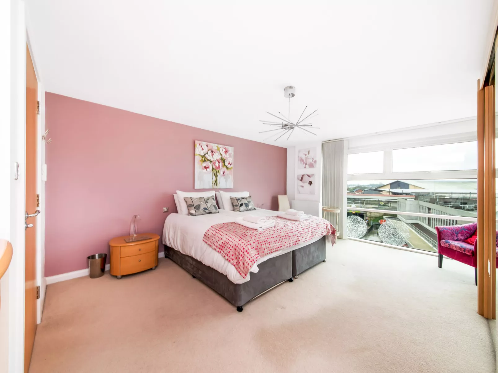 The Penthouse at 611 Westgate-Binnen