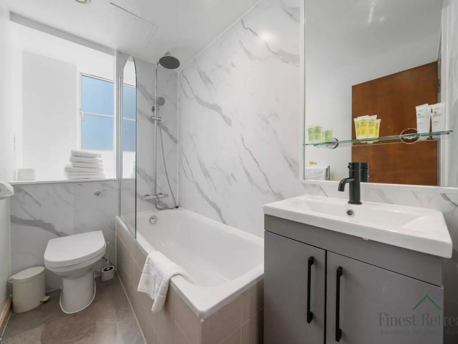 Roland House - Two Bedroom A-Binnen