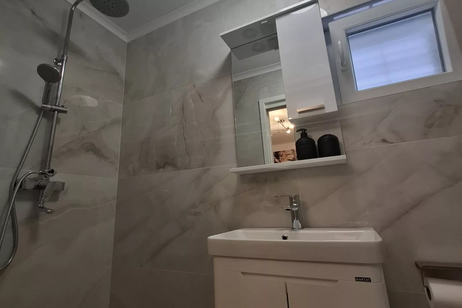 Apartment Jakić - One Bedroom Apartment with Garden View-Badkamer