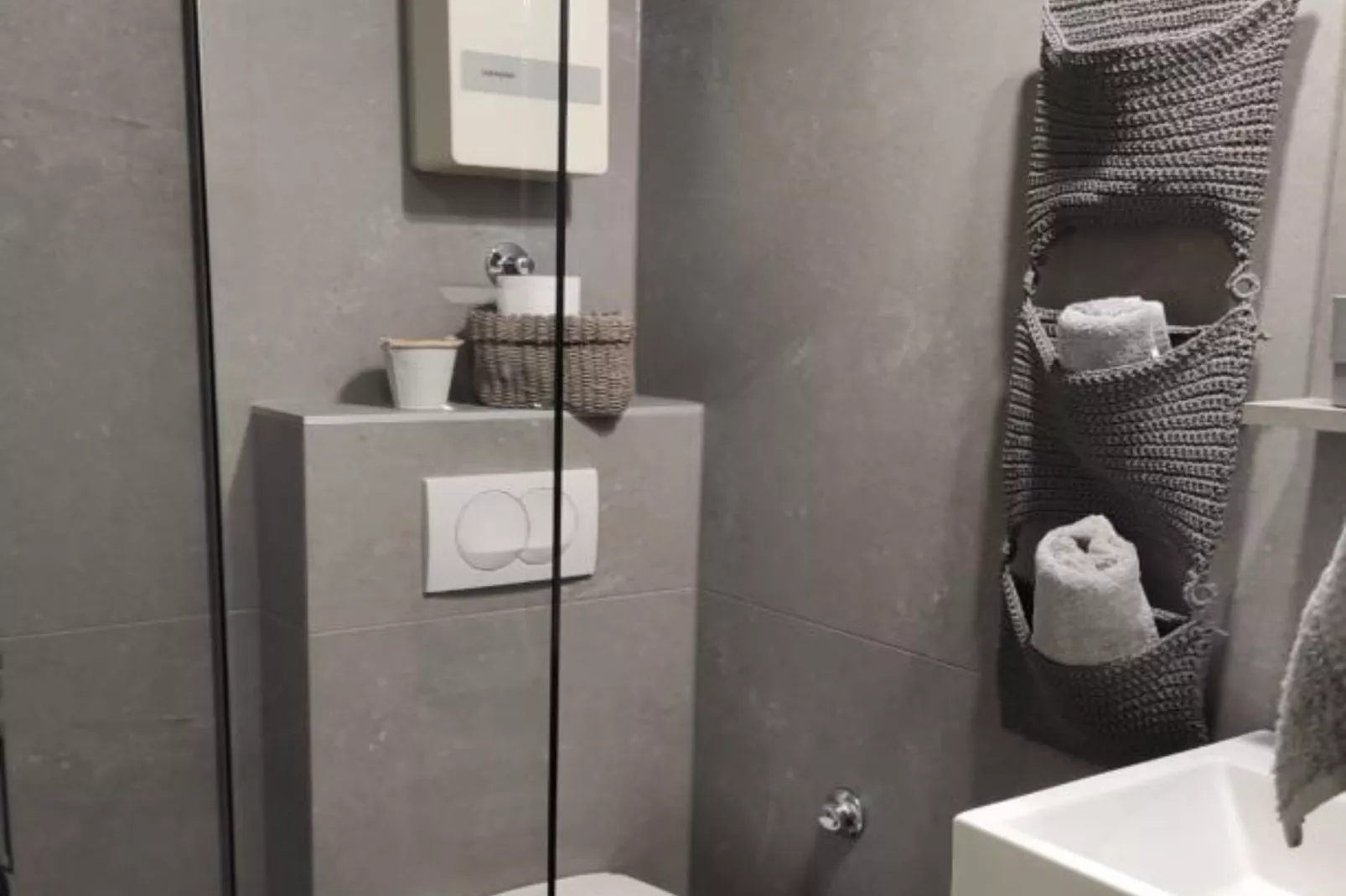 Modern Beachfront Apartments near Šibenik - Comfort Studio Apartment with Balcony and Sea View-Badkamer