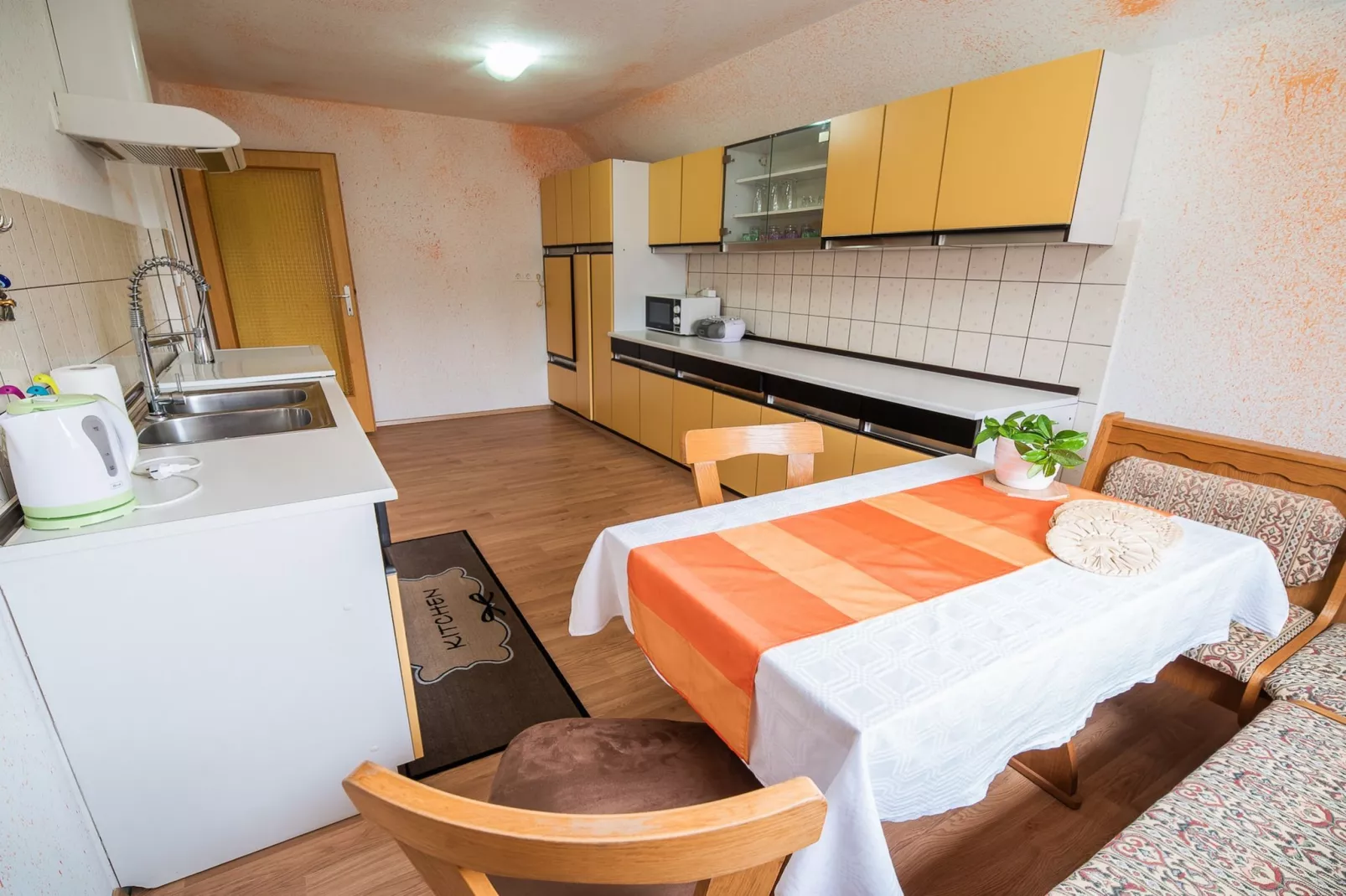 Quiet and Sunny Apartment with Balcony - Two Bedroom Apartment with Balcony-Keuken