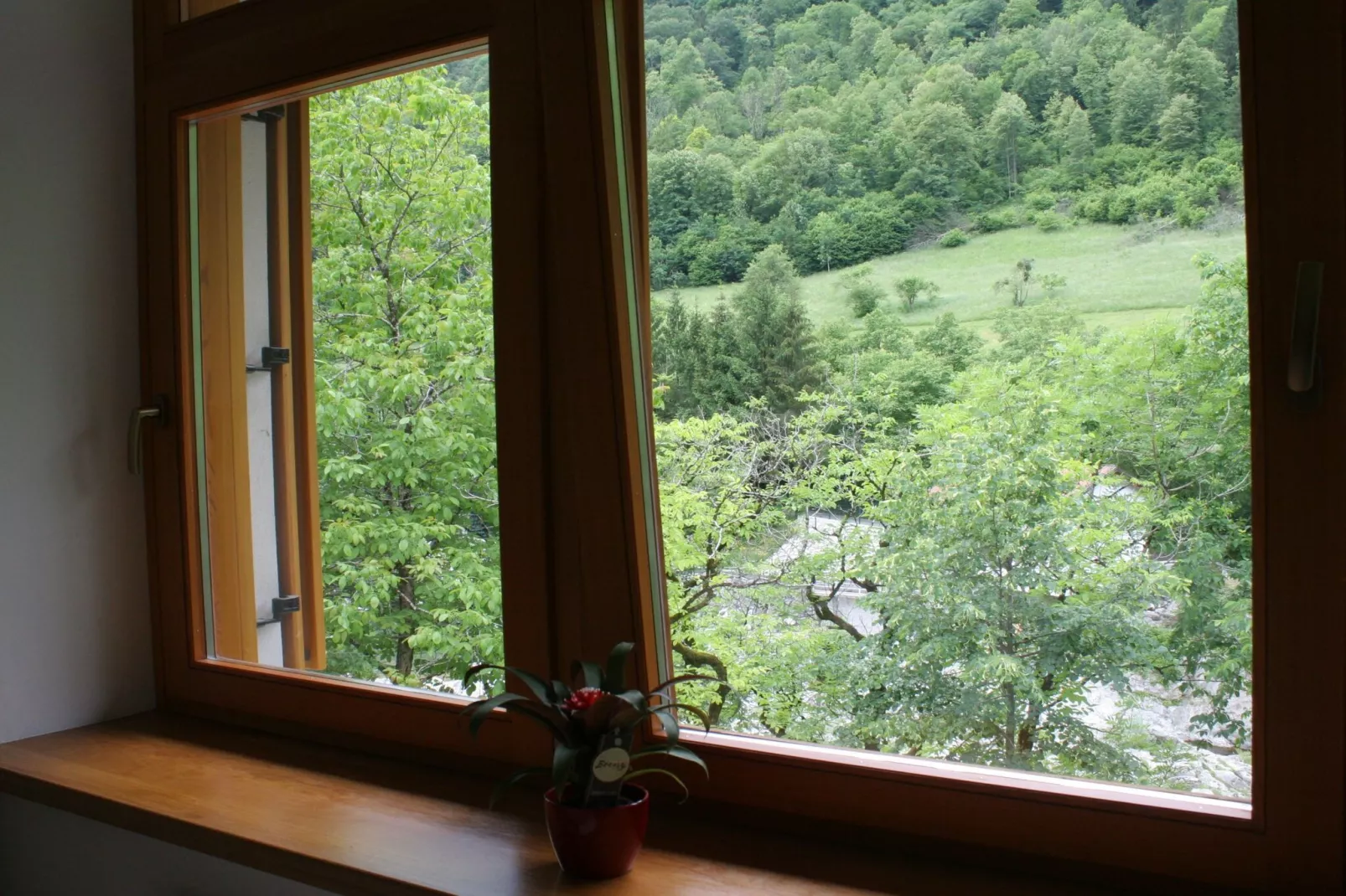 Riverside Rustic Ridge Apartments with Balcony - Two Bedroom Apartment with Balcony-Slaapkamer