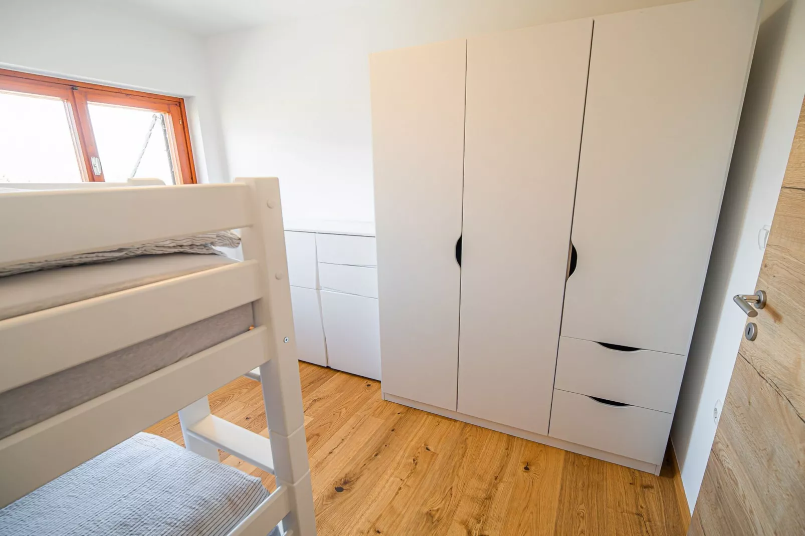 Serene Hollow Holiday Home with Mountain View - Two Bedroom Holiday Home with Mountain View-Slaapkamer