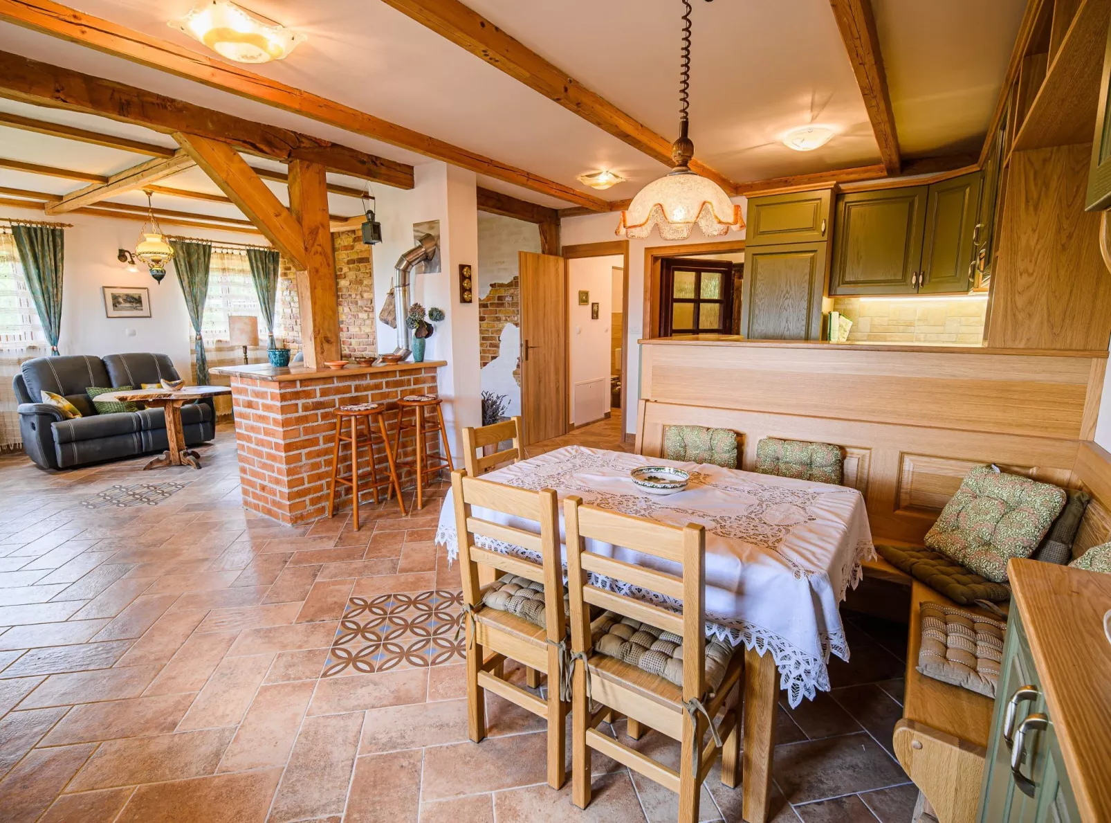 Hidden Authentic Haven Apartments - Two Bedroom Apartment with Balcony-Eetkamer