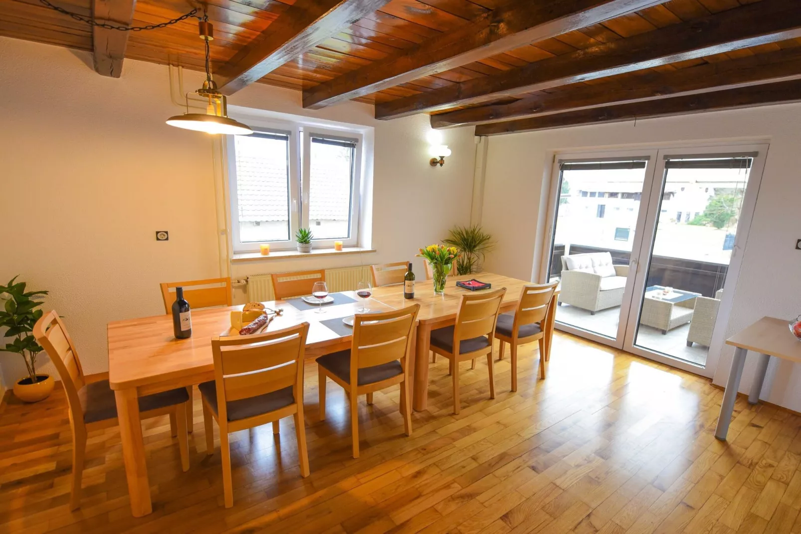 Cozy Luxe Holiday Home with Natural Thermal Bath - Seven Bedroom Holiday Home-Eetkamer