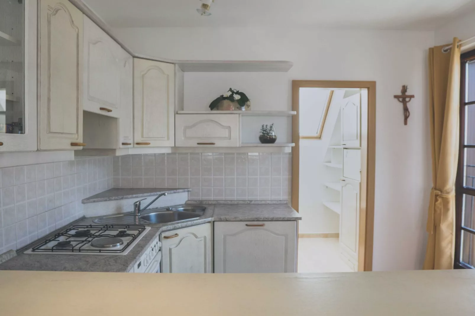 Comfortable Apartment with Mountain View - One Bedroom Apartment-Keuken