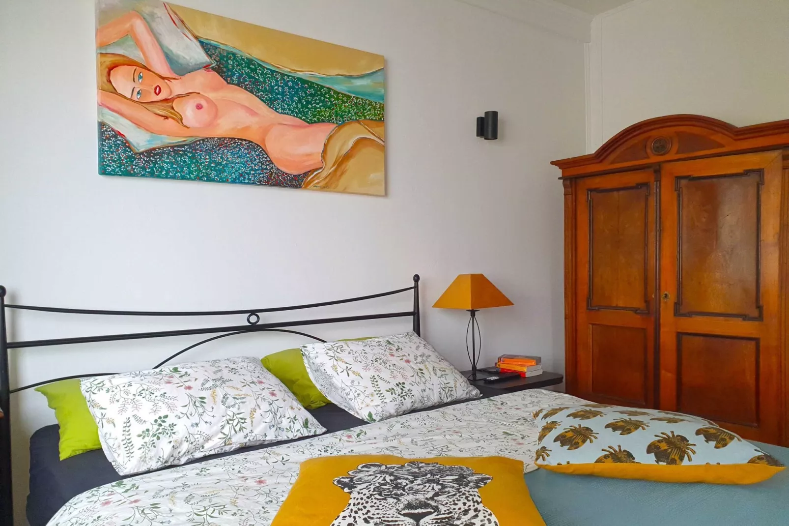 Bright and Sunny Apartment with Terrace - Two Bedroom Apartment with Terrace-Slaapkamer